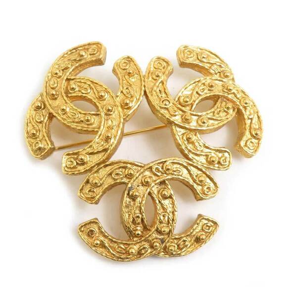CHANEL Jewelry - CHANEL Triple Coco Mark Metal Gold Brooch for Women e61339i